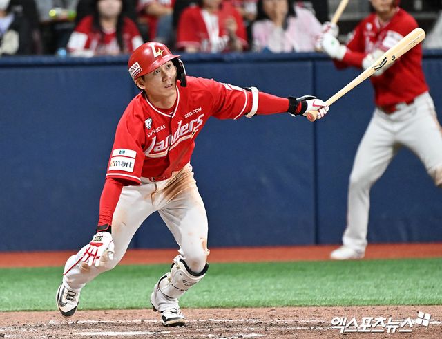 20일 오후 서울 구로구 고척스카이돔에서 열린 '2026 신한 SOL Bank KBO리그' SSG 랜더스와 키움 히어로즈의 경기, 8회초 1사 3루 SSG 안상현이 1타점 적시타를 날리고 있다. 엑스포츠뉴스 DB