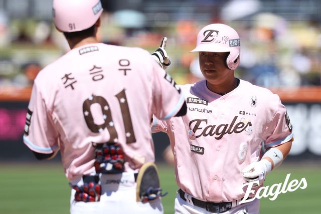 김경문 감독이 이끄는 한화 이글스는 31일 대전 한화생명 볼파크에서 열린 2026 신한 SOL KBO리그 SSG 랜더스와의 정규시즌 8차전에서 6-2로 승리했다. 이날 선발 윌켈 에르난데스가 6이닝 4피안타 4사사구 5탈삼진 2실점으로 호투를 펼치며 승리의 발판을 마련했고, 타선에서는 강백호(4타수 3안타 1득점), 노시환(4타수 3안타 3타점 1득점), 김태연(4타수 2안타 1타점), 심우준(3타수 2안타 1타점 1볼넷)이 멀티히트를 달성했다. 이날 승리로 한화는 4연승을 질주했지만, SSG는 12연패 수렁에 빠지면서 구단 역사상 최다 연패 신기록이라는 불명예를 안았다. 한화 이글스