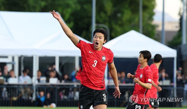 2026 국제축구연맹(FIFA) 북중미 월드컵을 앞두고 열린 평가전에서 멀티골을 쏘아올리며 분위기를 한껏 끌어올린 홍명보호의 스트라이커 조규성이 다득점 승리와 공격진의 활약에 기뻐했다. 조규성은 31일 미국 유타주 솔트레이크시티의 브리검영대(BYU) 사우스필드에서 열린 트리니다드토바고(FIFA 랭킹 102위)와의 평가전에 교체 출전해 멀티골을 터트리며 홍명보호의 5-0 대승에 골을 보탰다. 조규성은 경기 직후 '다득점으로 승리해 기쁘다. 공격수들이 각자 공격포인트를 올린 것 같아 기쁘다'며 고지대 적응에 대해선 ' 아무래도 평소보다 공이 빠르다고 체감됐다. 체력적인 부분도 있고, 선수들과 입이 바싹 마른다고 이야기를 나눴다. 빨리 적응해야 한다'고 답했다. 연합뉴스