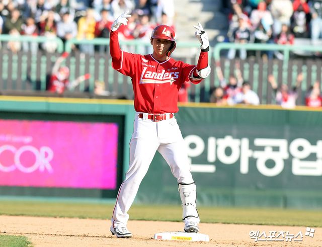 28일 오후 인천SSG랜더스필드에서 열린 '2026 신한 SOL Bank KBO리그' KIA 타이거즈와 SSG 랜더스의 경기, SSG가 홈개막전 7:6 역전 승리를 거뒀다. 9회말 1사 1루 SSG 안상현이 안타를 날리고 세리머니를 하고 있다. 엑스포츠뉴스 DB
