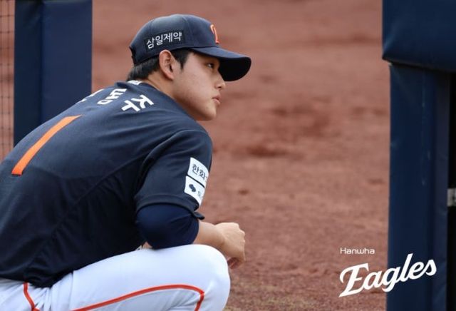 한화 이글스는 4일 문동주가 우측 어깨 관절 와순 손상에 따라 수술이 필요하다는 소견을 받았다고 발표했다.&nbsp;문동주는 지난 2일 대구 삼성 라이온즈파크에서 열린 2026 신한 SOL Bank KBO 리그 정규시즌 삼성 라이온즈와 원정경기에서 선발투수로 나섰으나 15구만 던지고 마운드를 내려왔다. 이후 3일과 4일 양일간 2곳의 병원에서 진단(검진)을 받은 결과 수술이 필요한 것으로 확인됐다. 한화 구단은 이 분야 최고 권위로 이름난 미국 조브클리닉에도 판독을 의뢰해둔 상태라고 밝혔다. 한화 이글스