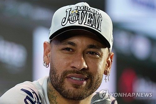 소속팀 훈련 도중 절친 아들의 뺨을 때렸던 브라질 축구 스타 네이마르(산투스)가 결국 법적 다툼까지 가게 될 것으로 보인다. 글로벌 스포츠 매체 ESPN에 따르면 호비뉴 주니어 측은 산투스 구단에 공식 문제 제기를 했고, 공개 사과와 내부 조사를 요구하고 있다. 호비뉴 주니어는 과거 레알 마드리드와 맨체스터 시티에서 뛰었던 호비뉴의 아들이며, 산투스에서 차세대 공격 자원으로 기대를 받고 있다. 연합뉴스
