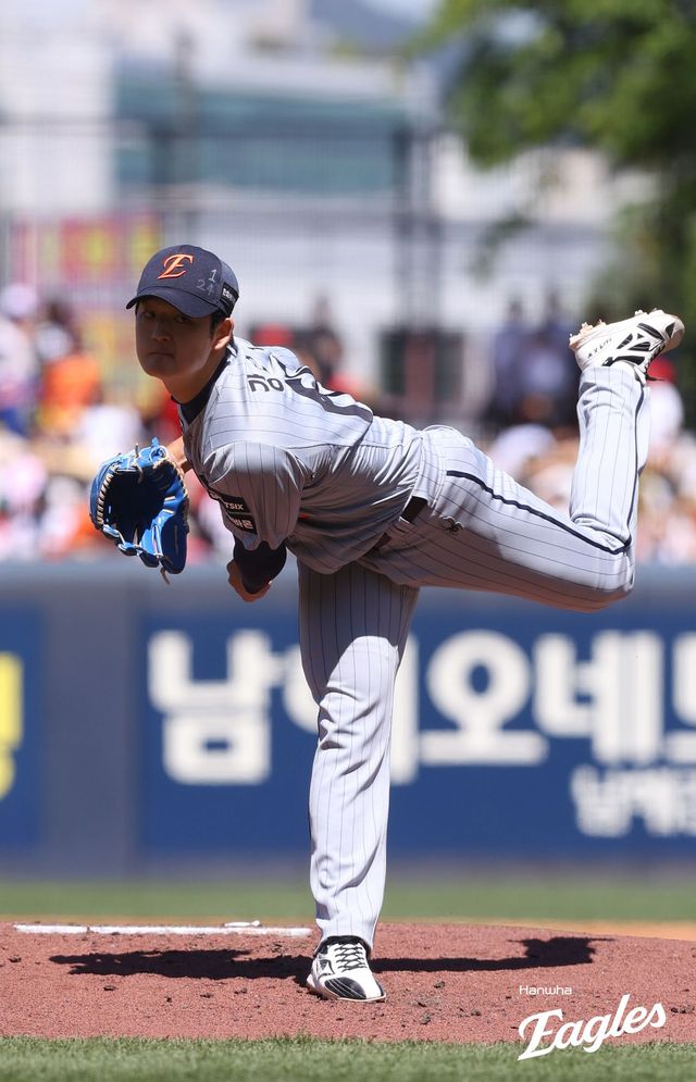 5일 오후 광주-KIA챔피언스필드에서 열린 '2026 신한 SOL KBO리그' 한화 이글스와 KIA 타이거즈의 경기, 한화 선발 강건우가 1이닝 4피안타(1피홈런) 1사사구 1탈삼진 5실점으로 등판을 마쳤다. 당초 김경문 한화 감독은 강건우에게 내용에 따라서 80구까지도 맡길 생각이 있다고 밝혔지만, 강건우가 부진하자 일찍 불펜을 가동했다. 한화 이글스