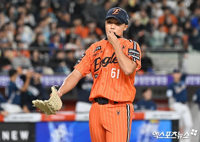 24일 오후 대전 한화생명 볼파크에서 열린 '2026 신한 SOL Bank KBO리그' NC 다이노스와 한화 이글스의 경기, 7회초 2사 1,2루 한화 정우주가 NC 데이비슨에게 1타점 적시타를 허용한 후 아쉬워하고 있다. 엑스포츠뉴스 DB