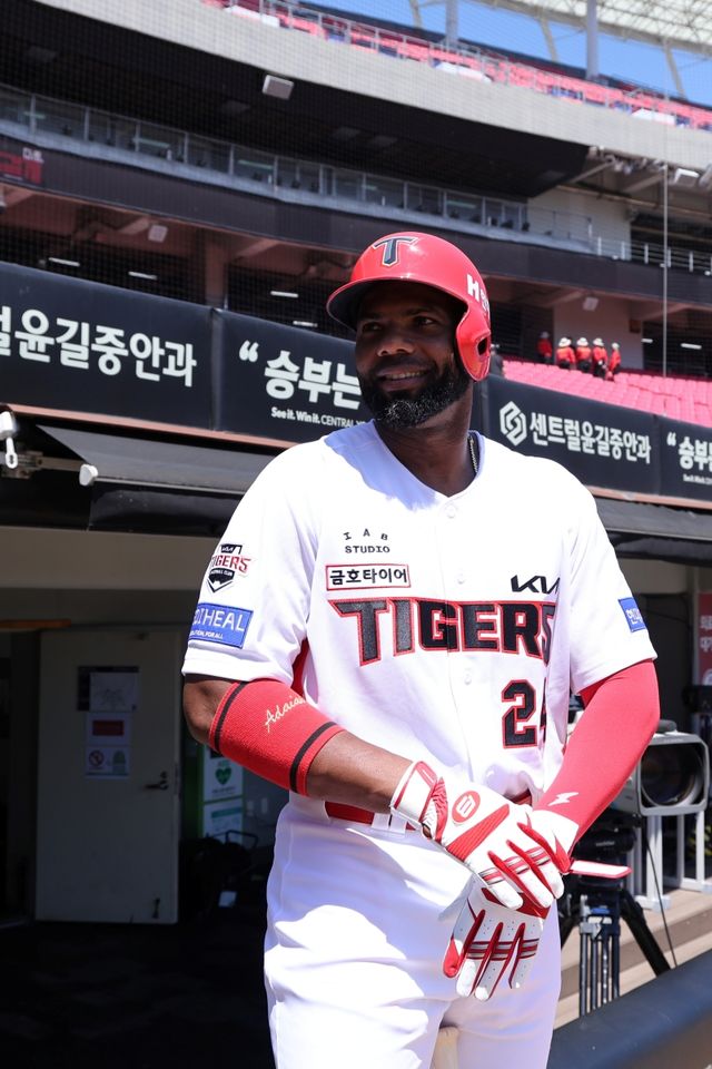 5일 오후 광주-KIA챔피언스필드에서 열린 '2026 신한 SOL KBO리그' 한화 이글스와 KIA 타이거즈의 경기, KIA 새 외국인 타자 아데를린 로드리게스가 1회말 2사 1, 3루에서 한화 선발 강건우를 상대로 선제 3점포를 때려냈다. KIA 타이거즈