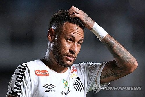 소속팀 훈련 도중 절친 아들의 뺨을 때렸던 브라질 축구 스타 네이마르(산투스)가 결국 법적 다툼까지 가게 될 것으로 보인다. 글로벌 스포츠 매체 ESPN에 따르면 호비뉴 주니어 측은 산투스 구단에 공식 문제 제기를 했고, 공개 사과와 내부 조사를 요구하고 있다. 호비뉴 주니어는 과거 레알 마드리드와 맨체스터 시티에서 뛰었던 호비뉴의 아들이며, 산투스에서 차세대 공격 자원으로 기대를 받고 있다. 연합뉴스