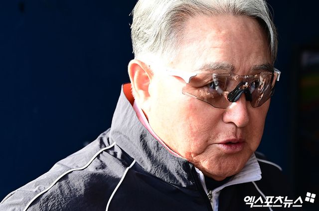 22일 오후 서울 송파구 잠실야구장에서 열리는 '2026 신한 SOL Bank KBO리그' 한화 이글스와 LG 트윈스의 경기에 앞서 한화 김경문 감독이 취재진과 이야기를 나누고 있다. 엑스포츠뉴스 DB