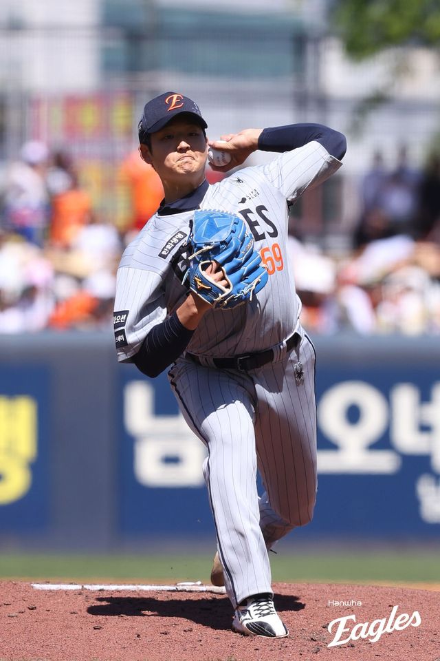 5일 오후 광주-KIA챔피언스필드에서 열린 '2026 신한 SOL KBO리그' 한화 이글스와 KIA 타이거즈의 경기, 한화 선발 강건우가 1이닝 4피안타(1피홈런) 1사사구 1탈삼진 5실점으로 등판을 마쳤다. 당초 김경문 한화 감독은 강건우에게 내용에 따라서 80구까지도 맡길 생각이 있다고 밝혔지만, 강건우가 부진하자 일찍 불펜을 가동했다. 한화 이글스