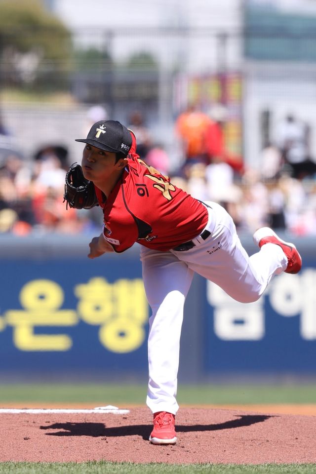 5일 오후 광주-KIA챔피언스필드에서 열린 '2026 신한 SOL KBO리그' 한화 이글스와 KIA 타이거즈의 경기, KIA 선발 이의리가 1⅔이닝 2피안타(1피홈런) 6사사구 3탈삼진 5실점을 기록했다. 올 시즌 개인 한 경기 최소 이닝(종전 3월 29일 문학 SSG 랜더스전 2이닝 4실점)을 소화했다. KIA 타이거즈