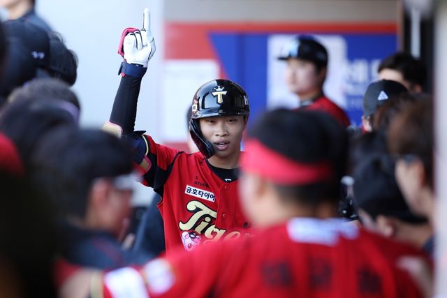 5일 오후 광주-KIA챔피언스필드에서 열린 '2026 신한 SOL KBO리그' 한화 이글스와 KIA 타이거즈의 경기, 5회말 무사 KIA 박재현이 홈런을 날린 뒤 세리머니를 하고 있다. KIA 타이거즈