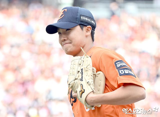 29일 오후 대전 한화생명 볼파크에서 열린 '2026 신한 SOL Bank KBO리그' 키움 히어로즈와 한화 이글스의 경기, 7회초 수비를 마친 한화 정우주가 더그아웃으로 향하고 있다. 엑스포츠뉴스 DB