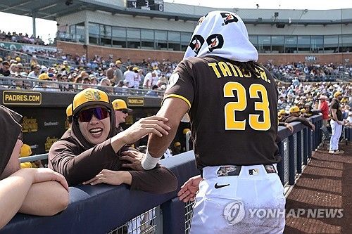 미국 MLB에서 생애 첫 선발 출장 경기를 치르는 중인 한국인 내야수 송성문이 첫 안타를 역전 적시타로 터뜨리며 강렬한 첫인상을 남겼다. 송성문의 소속팀 샌디에이고 파드리스는 6일 미국 캘리포니아주 샌프란시스코의 오라클 파크에서 샌프란시스코 자이언츠와 2026 메이저리그 정규시즌 경기를 치르는 중이다. 이날 제이크 크로넨워스의 뇌진탕 부상을 틈타 트리플A 앨패소 치와와스에서 메이저리그로 콜업된 송성문은 팀의 9번 타자 2루수로 선발 출전 기회를 잡았다. 팀이 3-4로 뒤진 상황 4회초 2사 1, 2루 득점권 기회에서 타석에 들어선 송성문은 상대 선발 로건 웹으로부터 초구 볼을 골라낸 이후 2구째 89.1마일(약 143km/h) 커터를 밀어쳐 좌중간을 꿰뚫는 적시타를 터뜨렸다. 연합뉴스
