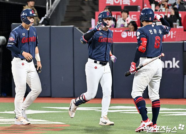 롯데 자이언츠 나승엽(가운데)이 6일 수원 KT위즈파크에서 열린 2026 신한 SOL KBO리그 KT 위즈와의 팀 간 4차전에서 6회초 2점 홈런을 기록했다. 사진 김한준 기자