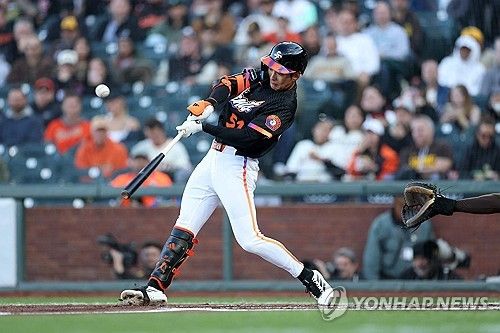 미국 MLB에서 생애 첫 선발 출장 경기를 치르는 중인 한국인 내야수 송성문이 첫 안타를 역전 적시타로 터뜨리며 강렬한 첫인상을 남겼다. 송성문의 소속팀 샌디에이고 파드리스는 6일 미국 캘리포니아주 샌프란시스코의 오라클 파크에서 샌프란시스코 자이언츠와 2026 메이저리그 정규시즌 경기를 치르는 중이다. 이날 제이크 크로넨워스의 뇌진탕 부상을 틈타 트리플A 앨패소 치와와스에서 메이저리그로 콜업된 송성문은 팀의 9번 타자 2루수로 선발 출전 기회를 잡았다. 팀이 3-4로 뒤진 상황 4회초 2사 1, 2루 득점권 기회에서 타석에 들어선 송성문은 상대 선발 로건 웹으로부터 초구 볼을 골라낸 이후 2구째 89.1마일(약 143km/h) 커터를 밀어쳐 좌중간을 꿰뚫는 적시타를 터뜨렸다. 연합뉴스
