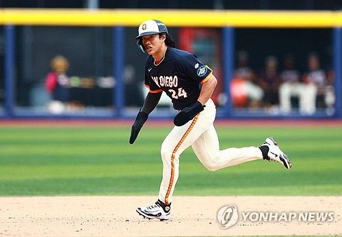 미국 MLB에서 생애 첫 선발 출장 경기를 치르는 중인 한국인 내야수 송성문이 첫 안타를 역전 적시타로 터뜨리며 강렬한 첫인상을 남겼다. 송성문의 소속팀 샌디에이고 파드리스는 6일 미국 캘리포니아주 샌프란시스코의 오라클 파크에서 샌프란시스코 자이언츠와 2026 메이저리그 정규시즌 경기를 치르는 중이다. 이날 제이크 크로넨워스의 뇌진탕 부상을 틈타 트리플A 앨패소 치와와스에서 메이저리그로 콜업된 송성문은 팀의 9번 타자 2루수로 선발 출전 기회를 잡았다. 팀이 3-4로 뒤진 상황 4회초 2사 1, 2루 득점권 기회에서 타석에 들어선 송성문은 상대 선발 로건 웹으로부터 초구 볼을 골라낸 이후 2구째 89.1마일(약 143km/h) 커터를 밀어쳐 좌중간을 꿰뚫는 적시타를 터뜨렸다. 연합뉴스