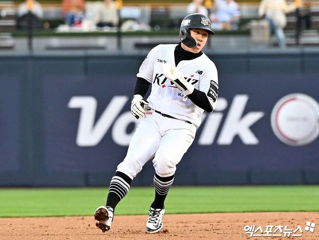 KT 위즈 최원준이 6일 수원 KT위즈파크에서 열린 2026 신한 SOL KBO리그 롯데 자이언츠와의 팀 간 4차전에서 1회말 선취 득점을 기록했다. 사진 김한준 기자
