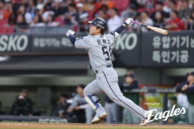 6일 오후 광주-KIA챔피언스필드에서 열린 '2026 신한 SOL KBO리그' 한화 이글스와 KIA 타이거즈의 경기, 3회초 1사 한화 문현빈이 1점 홈런을 날리고 있다. 한화 이글스