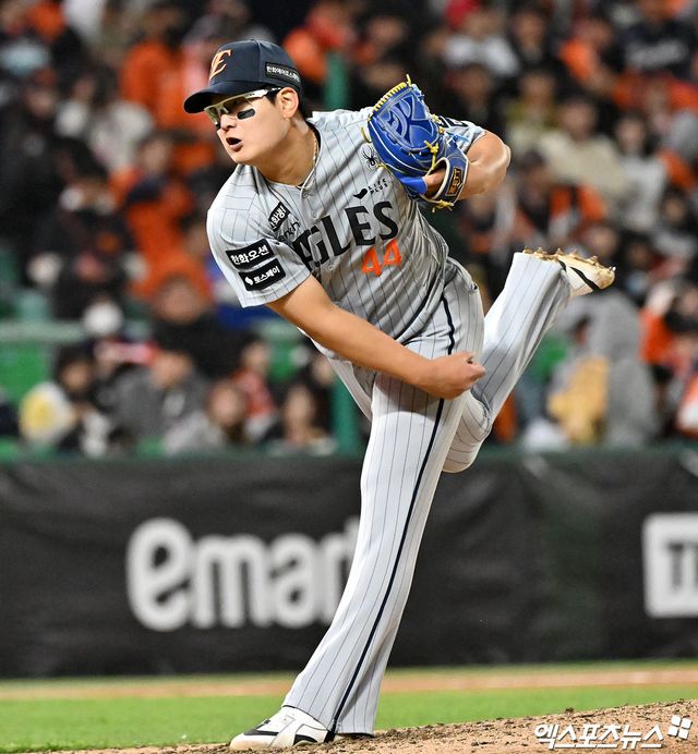 7일 오후 인천SSG랜더스필드에서 열린 '2026 신한 SOL Bank KBO리그' 한화 이글스와 SSG 랜더스의 경기, 9회말 한화 김서현이 공을 힘차게 던지고 있다. 엑스포츠뉴스 DB