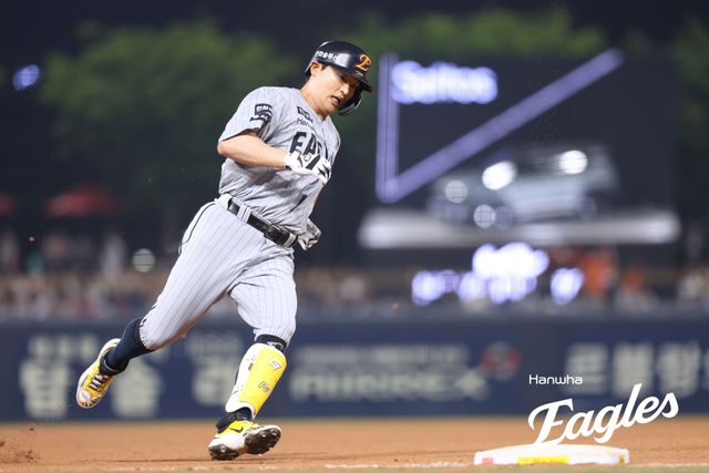 7일 오후 광주-KIA챔피언스필드에서 열린 '2026 신한 SOL KBO리그' 한화 이글스와 KIA 타이거즈의 경기, 6회초 무사 한화 이진영이 장타성 타구를 날린 뒤 전력 질주하고 있다. 결과는 그라운드 홈런. 한화 이글스