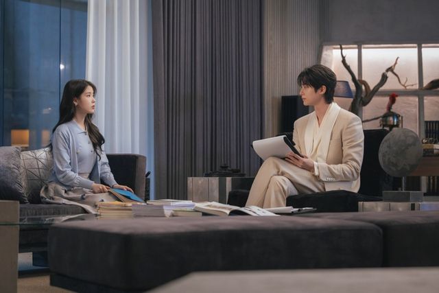 '21세기 대군부인' 아이유, 변우석
