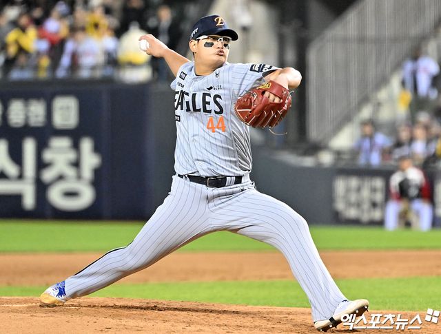 21일 오후 서울 송파구 잠실야구장에서 열린 '2026 신한 SOL Bank KBO리그' 한화 이글스와 LG 트윈스의 경기, 4회말 2사 2루 한화 김서현이 공을 힘차게 던지고 있다. 엑스포츠뉴스 DB