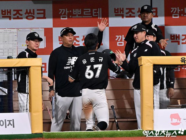 이강철 감독이 이끄는 KT 위즈가 8일 서울 고척스카이돔에서 열린 2026 신한 SOL KBO리그 키움 히어로즈와의 팀 간 4차전에서 8-0으로 승리, 단독 1위를 굳게 지켰다. 사진 김한준 기자