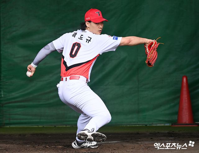25일 일본 오키나와 킨 구장에서 진행된 KIA 타이거즈의 2차 스프링캠프, KIA 곽도규가 불펜 피칭을 하고 있다. 엑스포츠뉴스 DB