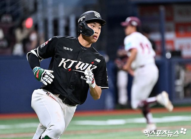 KT 위즈 외야수 유준규가 8일 서울 고척스카이돔에서 열린 2026 신한 SOL KBO리그 키움 히어로즈와의 팀 간 4차전에서 3안타를 기록, 팀 승리를 이끌었다. 사진 김한준 기자