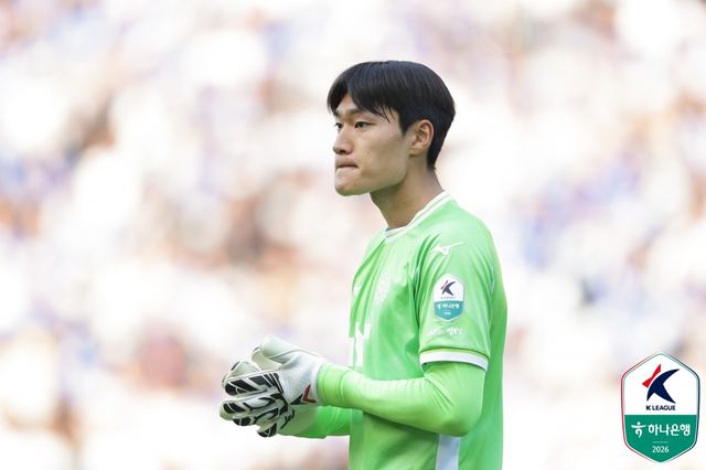 이정효 감독이 이끄는 수원삼성은 9일 수원월드컵경기장에서 열린 대구FC와의 하나은행 K리그2 2026 11라운드 홈 경기에서 0-0 무승부를 거뒀다. 이날 무승부로 수원은 지난 수원FC전 1-3 패배에 이어 2경기 연속 무승을 기록하면서 승점 23(7승2무2패)을 쌓아 2위 자리를 유지했지만 한 경기 덜 치른 선두 부산 아이파크(승점 25)와의 승점 차를 크게 좁히는데 실패했다. 반면 대구는 최성용 감독 부임 후 지난 경남FC와의 10라운드에서 2-0 승리를 거두며 5경기 무승 탈출에 성공하더니 수원전 0-0 무승부로 2경기 연속 무실점을 기록했다. 한국프로축구연맹 제공