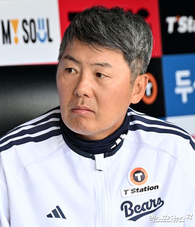 9일 오후 서울 송파구 잠실야구장에서 열리는 '2026 신한 SOL Bank KBO리그' SSG 랜더스와 두산 베어스의 경기, 두산 김원형 감독이 취재진과 대화를 나누고 있다. 잠실, 김한준 기자