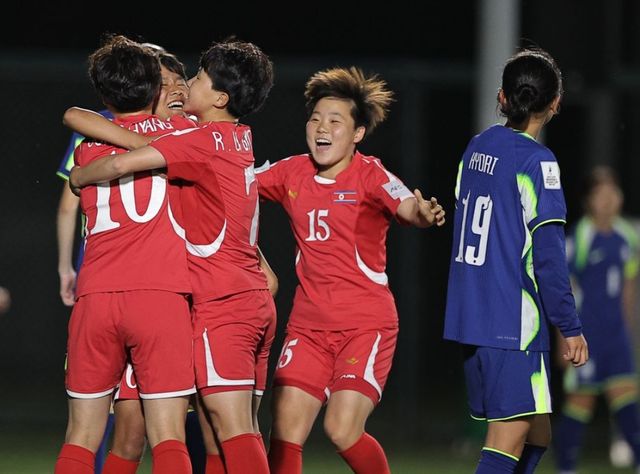 북한에 완패한 대한민국 17세 이하(U-17) 여자축구 국가대표팀이 8강에서 21득점 무실점이라는 압도적인 성적을 거둔 일본과 맞붙게 됐다. 한국은 8일 중국 쑤저우의 쑤저우타이후풋볼스포츠센터에서 열린 2026 아시아축구연맹(AFC) U-17 여자 아시안컵 조별리그 C조 최종전에서 북한에 0-3으로 패하며 조 2위로 밀려났다. 이미 조별리그 1, 2차전에서 승리를 거두며 8강 토너먼트 진출권은 확보한 상태였으나, 이날 패배로 조 1위 자리를 북한에 내주면서 대진상 가장 까다로운 상대인 일본을 8강에서 만나는 험난한 대진표를 받아들게 됐다. AFC