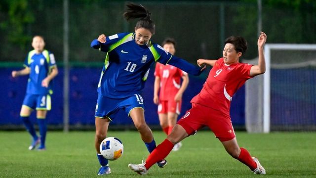 북한에 완패한 대한민국 17세 이하(U-17) 여자축구 국가대표팀이 8강에서 21득점 무실점이라는 압도적인 성적을 거둔 일본과 맞붙게 됐다. 한국은 8일 중국 쑤저우의 쑤저우타이후풋볼스포츠센터에서 열린 2026 아시아축구연맹(AFC) U-17 여자 아시안컵 조별리그 C조 최종전에서 북한에 0-3으로 패하며 조 2위로 밀려났다. 이미 조별리그 1, 2차전에서 승리를 거두며 8강 토너먼트 진출권은 확보한 상태였으나, 이날 패배로 조 1위 자리를 북한에 내주면서 대진상 가장 까다로운 상대인 일본을 8강에서 만나는 험난한 대진표를 받아들게 됐다. AFC