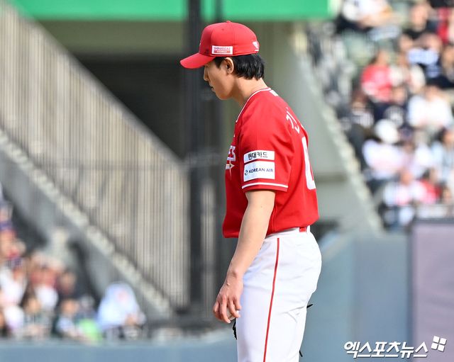 9일 오후 서울 송파구 잠실야구장에서 열린 '2026 신한 SOL Bank KBO리그' SSG 랜더스와 두산 베어스의 경기, 1회말 무사 만루 SSG 긴지로가 보크로 실점을 하고 있다. 잠실, 김한준 기자