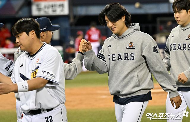 9일 오후 서울 송파구 잠실야구장에서 열린 '2026 신한 SOL Bank KBO리그' SSG 랜더스와 두산 베어스의 경기, 두산이 SSG에 9:4로 승리하며 전날 패배를 설욕했다. 이날 경기에서 승리한 두산 선수들이 기뻐하고 있다. 잠실, 김한준 기자