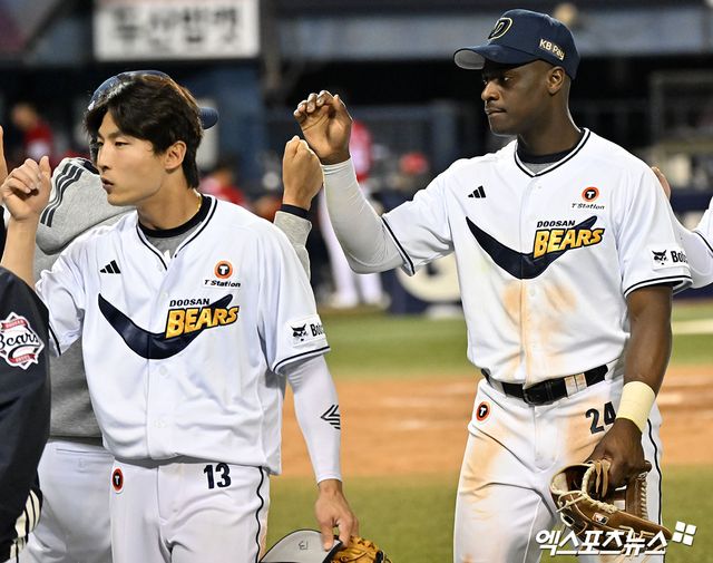 9일 오후 서울 송파구 잠실야구장에서 열린 '2026 신한 SOL Bank KBO리그' SSG 랜더스와 두산 베어스의 경기, 두산이 SSG에 9:4로 승리하며 전날 패배를 설욕했다. 이날 경기에서 승리한 두산 선수들이 기뻐하고 있다. 잠실, 김한준 기자