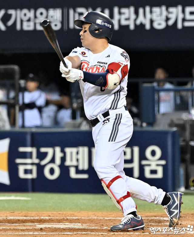 18일 오후 서울 송파구 잠실야구장에서 열린 '2026 신한 SOL Bank KBO리그' KIA 타이거즈와 두산 베어스의 경기, 8회말 두산 양의지가 솔로 홈런을 날리고 있다. 엑스포츠뉴스 DB