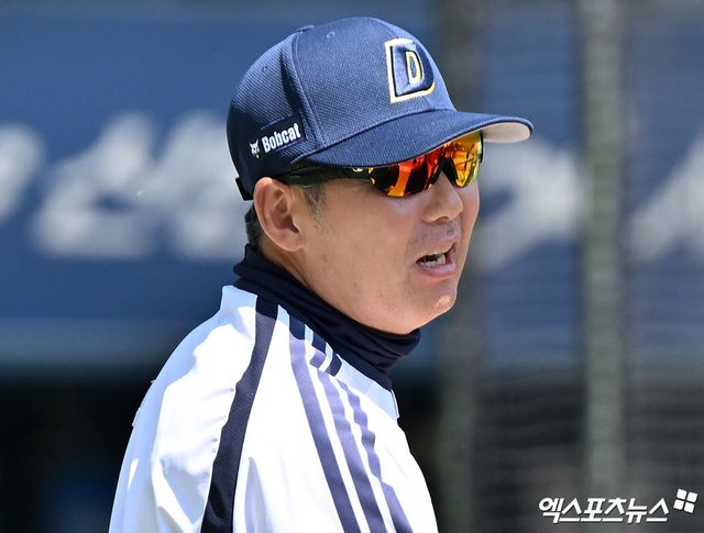 9일 오후 서울 송파구 잠실야구장에서 열리는 '2026 신한 SOL Bank KBO리그' SSG 랜더스와 두산 베어스의 경기, 두산 김원형 감독이 선수들의 훈련을 지켜보고 있다. 잠실, 김한준 기자