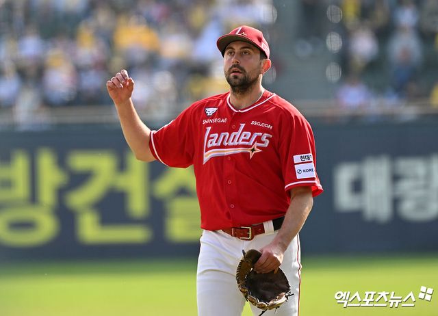 12일 오후 서울 송파구 잠실야구장에서 열린 '2026 신한 SOL Bank KBO리그' SSG 랜더스와 LG 트윈스의 경기, 5회말 1사 1,3루 SSG 베니지아노가 마운드를 내려가고 있다. 엑스포츠뉴스 DB