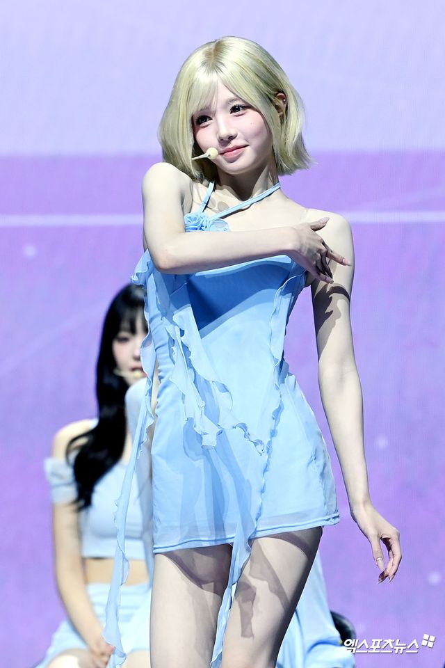 김채원 '무대로 건강 증명'