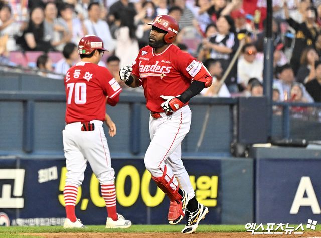 10일 오후 서울 송파구 잠실야구장에서 열린 '2026 신한 SOL Bank KBO리그' SSG 랜더스와 LG 트윈스의 경기, 5회초 SSG 에레디아가 솔로 홈런을 날린 후 그라운드를 돌고 있다. 에레디아의 분전에도 불구하고 이날 승리는 LG가 챙겼다. LG는 8-6으로 승리하며 9일 경기에 이어 이틀 연속 승리를 거뒀다. 잠실, 김한준 기자