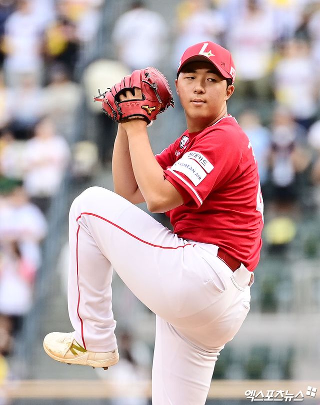 9일 오후 서울 송파구 잠실야구장에서 열린 '2026 신한 SOL Bank KBO리그' SSG 랜더스와 LG 트윈스의 경기, 1회말 SSG 선발투수 김민준이 역투하고 있다. 잠실, 박지영 기자
