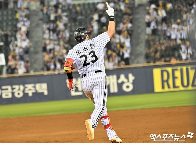 10일 오후 서울 송파구 잠실야구장에서 열린 '2026 신한 SOL Bank KBO리그' SSG 랜더스와 LG 트윈스의 경기, 5회말 1사 만루 LG 오스틴이 만루 홈런을 날린 후 기뻐하고 있다. LG는 이날 8-6으로 승리하며 9일 경기에 이어 이틀 연속 승리를 거뒀다. LG는 2연승과 함께 위닝시리즈(3연전 가운데 최소 2승)를 확보했다. 잠실, 김한준 기자