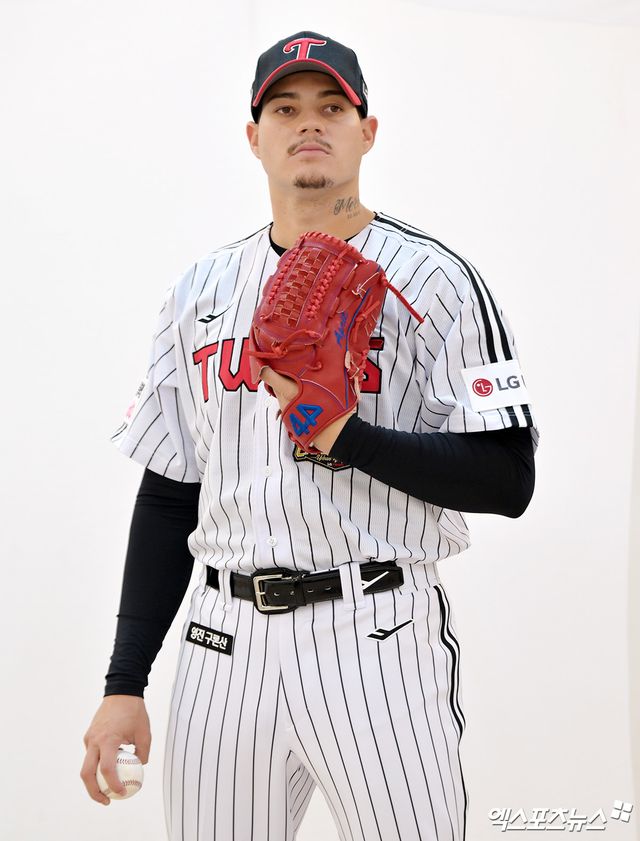 10일 오후 서울 송파구 잠실야구장에서 열리는 '2026 신한 SOL Bank KBO리그' SSG 랜더스와 LG 트윈스의 경기, LG 새 외국인투수 약셀 리오스가 프로필 촬영에 임하고 있다. 잠실, 김한준 기자
