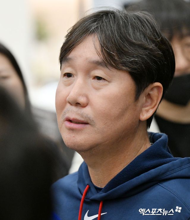 17년 만에 WBC 8강에 진출한 야구 대표팀이 16일 새벽 인천국제공항을 통해 귀국했다. 야구 대표팀 류지현 감독이 취재진의 질문에 답하고 있다. 엑스포츠뉴스 DB