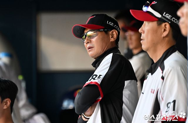 10일 오후 서울 송파구 잠실야구장에서 열린 '2026 신한 SOL Bank KBO리그' SSG 랜더스와 LG 트윈스의 경기, LG 염경엽 감독이 경기를 지켜보고 있다. 잠실, 김한준 기자