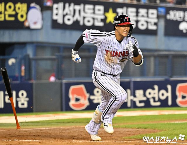 10일 오후 서울 송파구 잠실야구장에서 열린 '2026 신한 SOL Bank KBO리그' SSG 랜더스와 LG 트윈스의 경기, 7회말 1사 만루 LG 송찬의가 1타점 적시타를 날리고 있다. 잠실, 김한준 기자