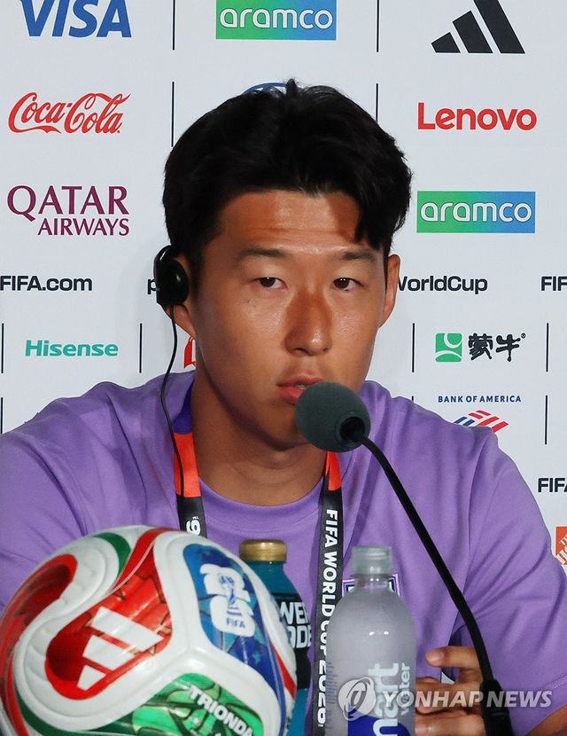 대한민국 축구 국가대표팀의 주장 손흥민이 11일(한국시간) 멕시코 과달라하라의 과달라하라 스타디움에서 열린 2026 국제축구연맹(FIFA) 북중미 월드컵 조별리그 A조 1차전 멕시코전 사전 기자회견에서 질문에 답변하고 있다. 한국은 12일 오후 11시 같은 장소에서 동유럽 체코와 이번 대회 첫 경기를 치른다. 손흥민은 골키퍼 김승규와 함께 이번 대회 통해 홍 감독, 이운재 베트남 축구 국가대표팀 골키퍼 코치에 이어 한국 축구사 세 번째로 월드컵 본선에 4회 출전하게 된다. 연합뉴스