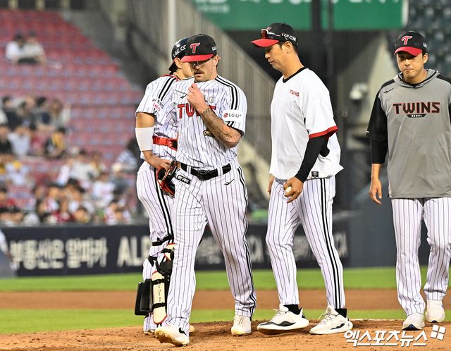 10일 오후 서울 송파구 잠실야구장에서 열린 '2026 신한 SOL Bank KBO리그' SSG 랜더스와 LG 트윈스의 경기, 5회초 1사 1,2루 LG 웰스가 마운드를 내려오고 있다. 잠실, 김한준 기자