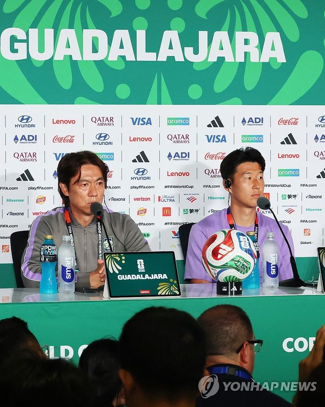 대한민국 축구 국가대표팀의 주장 손흥민(오른쪽)이 홍명보 감독과 함께 11일(한국시간) 멕시코 과달라하라의 과달라하라 스타디움에서 열린 2026 국제축구연맹(FIFA) 북중미 월드컵 조별리그 A조 1차전 멕시코전 사전 기자회견에서 질문에 답변하고 있다. 한국은 12일 오후 11시 같은 장소에서 동유럽 체코와 이번 대회 첫 경기를 치른다. 손흥민은 골키퍼 김승규와 함께 이번 대회 통해 홍 감독, 이운재 베트남 축구 국가대표팀 골키퍼 코치에 이어 한국 축구사 세 번째로 월드컵 본선에 4회 출전하게 된다. 연합뉴스