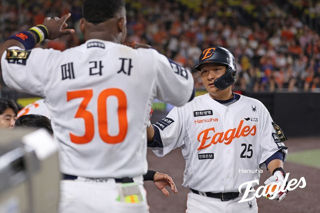 한화는 10일 대전 한화생명볼파크에서 2026 신한 SOL뱅크 KBO리그 KIA전을 치러 4-3으로 승리했다. 이날 승리로 한화는 시즌 31승1무28패를 기록하면서 4위 KIA와 격차를 다시 1경기로 좁혔다. 5위 한화는 31승1무28패를 기록했고, 4위 KIA는 2연승을 마감하면서 33승2무28패가 됐다. 한화는 올 시즌 KIA와의 홈 4경기를 모두 패하는 수모를 당했는데 다섯 번째 경기에서 웃었다. 한화 이글스